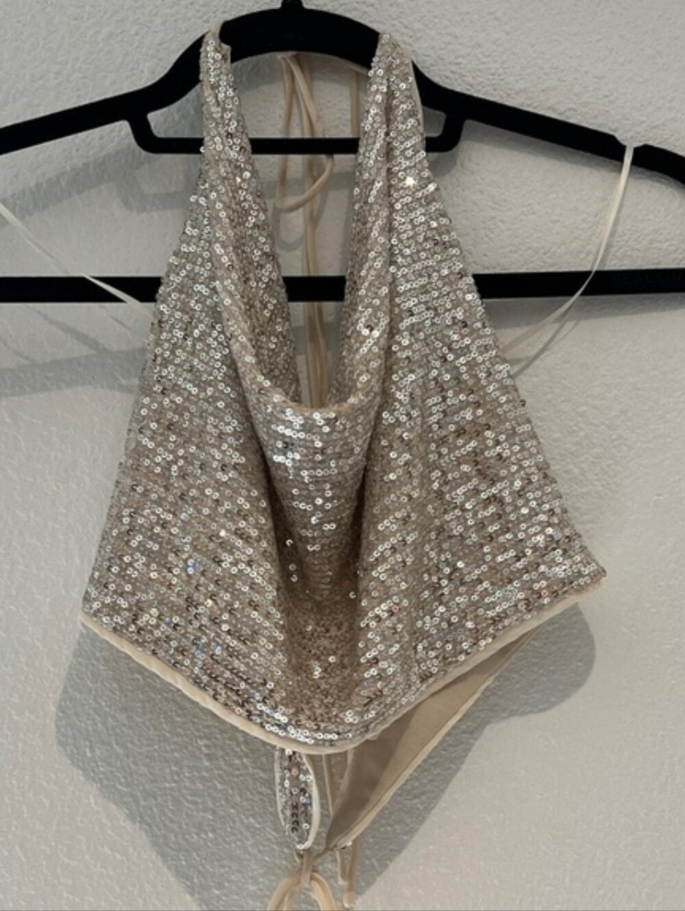 Le Lis Sequin Cowl Halter Crop Top Champagne Size Large - Picture 3 of 7